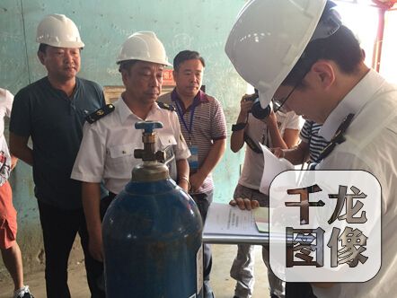 北京市朝阳区质监局执法人员在对被抽中企业进行执法检查。宗晓丽摄