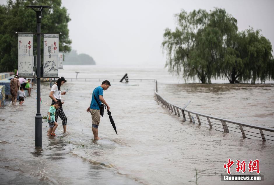 南京持续降雨 长江水位超警戒