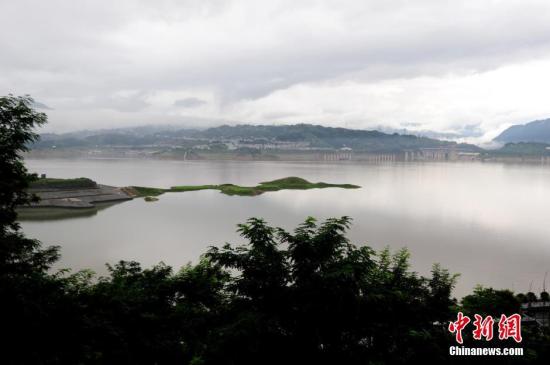 三峡大坝从6月30日中午开始拦蓄，截至7月3日18时，三峡已拦蓄水量约30亿立方米。按长江防总的统筹安排，三峡工程按31000立方米每秒控制下泄，最大削峰19000立方米每秒，削减洪峰40%。避免了长江上游洪水与中下游洪水叠加遭遇，有效减轻了长江中下游防洪压力。图为三峡水库目前水位已达151.56米，随着上游来水减少，水位正在回落。 <a target='_blank' href='http://www.chinanews.com/'>中新社</a>记者 王爱平 摄
