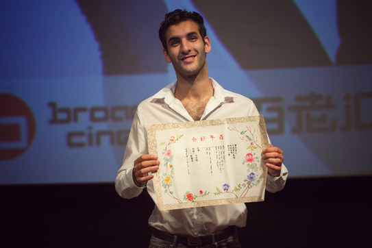 《黑粉》粉丝见面会 法国帅哥求婚中国女友-千龙网·中国首都网