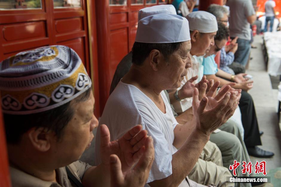 北京穆斯林庆祝伊历1437年开斋节