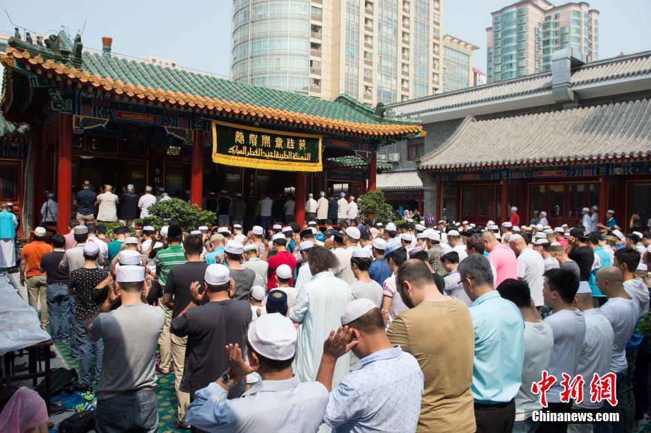 北京穆斯林庆祝伊历1437年开斋节