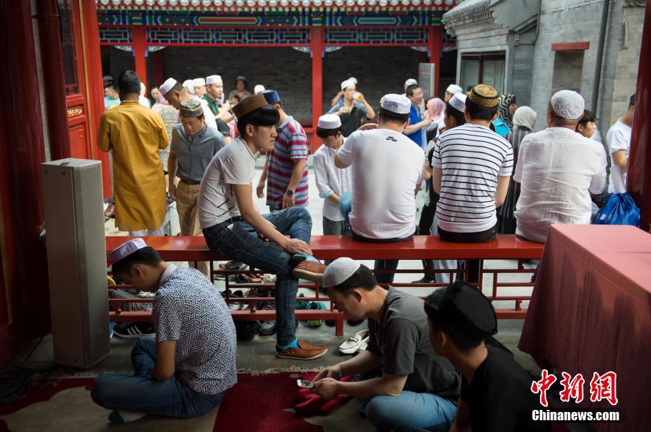 北京穆斯林庆祝伊历1437年开斋节