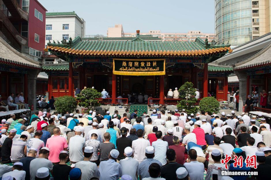 北京穆斯林庆祝伊历1437年开斋节