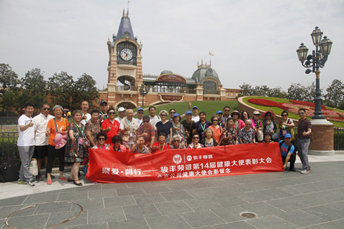 骏丰频谱爷爷奶奶团尝鲜上海迪士尼-千龙网