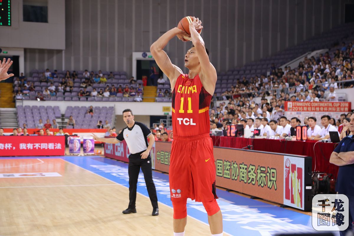 7月6日晚，中国队在斯坦科维奇杯上遭遇连败，以48-63不敌法国，图为比赛精彩瞬间。千龙网记者 石凝摄