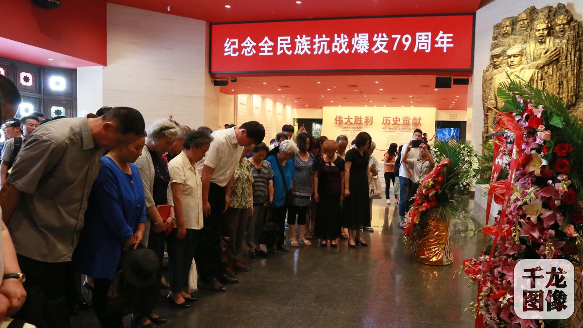7月7日，全民族抗战爆发79周年纪念活动在中国人民抗日战争纪念馆举行。图为前来参加纪念活动的人们在抗战先烈雕塑前为先烈默哀。千龙网记者 张亚亚摄