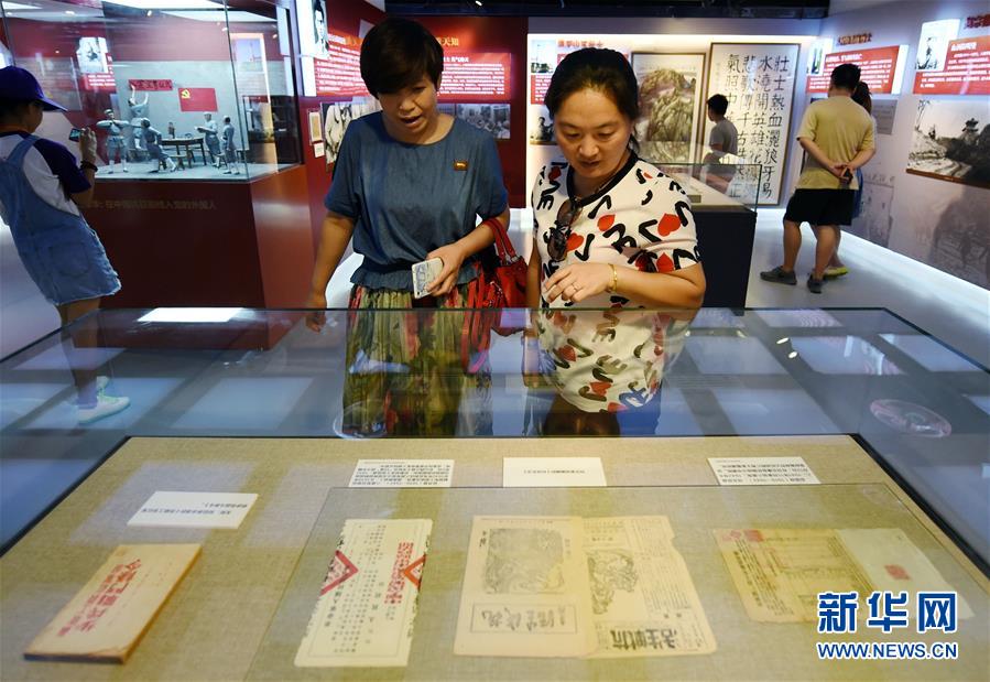     7月7日，观众在参观展出的文物。为纪念中国共产党成立95周年、全民族抗战爆发79周年，中国人民抗日战争纪念馆于2016年7月推出“民族先锋中流砥柱——中国共产党抗战英烈事迹展”。展览通过160幅图片、99件（组）文物，充分展示中国共产党人为抗战胜利所做出的巨大牺牲和中国共产党在抗日战争中的中流砥柱作用。
