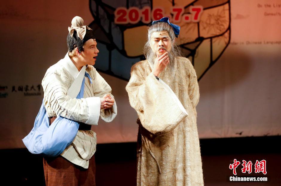 美国学生将中文演出舞台剧《成语魔方》