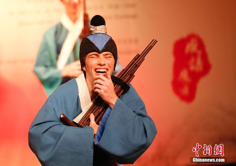 美国学生将中文演出舞台剧《成语魔方》