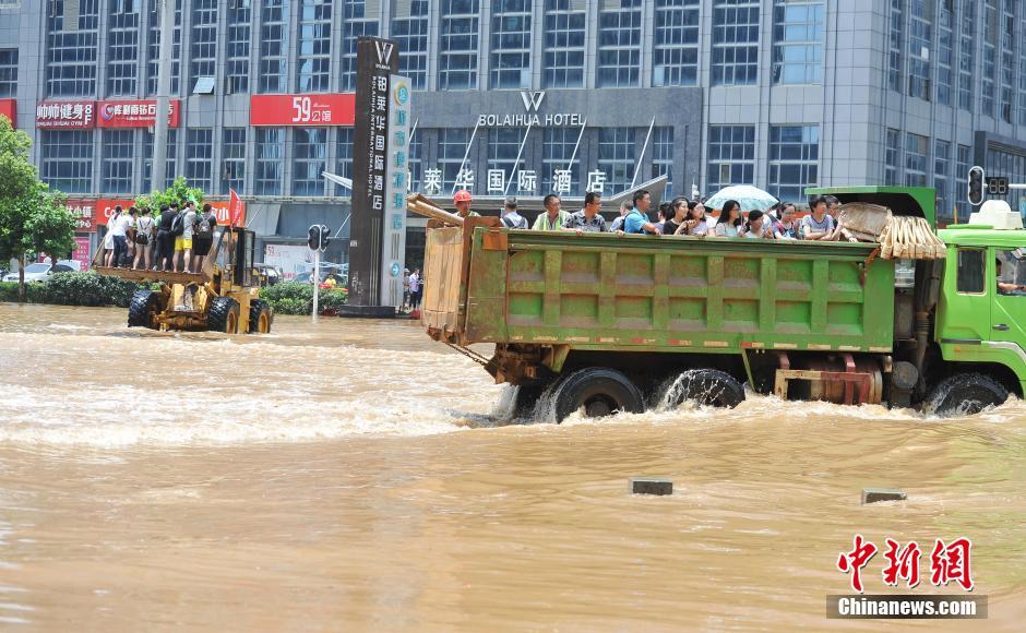 武汉市区渍水 铲车变“摆渡车”