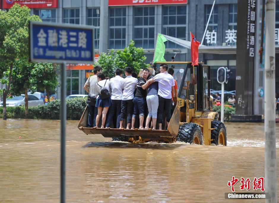 武汉市区渍水 铲车变“摆渡车”