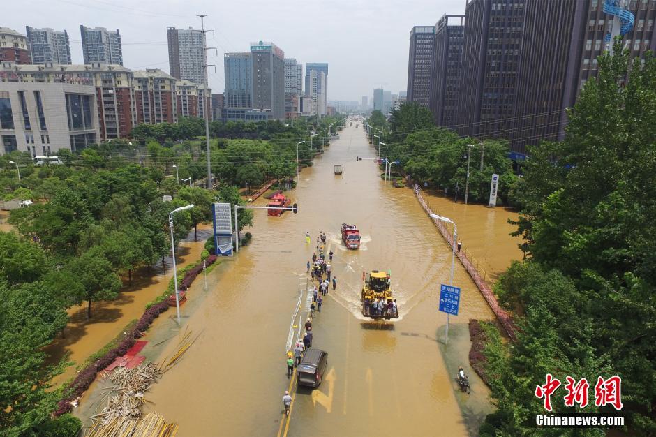 武汉暴雨后中心城区局部仍有渍水
