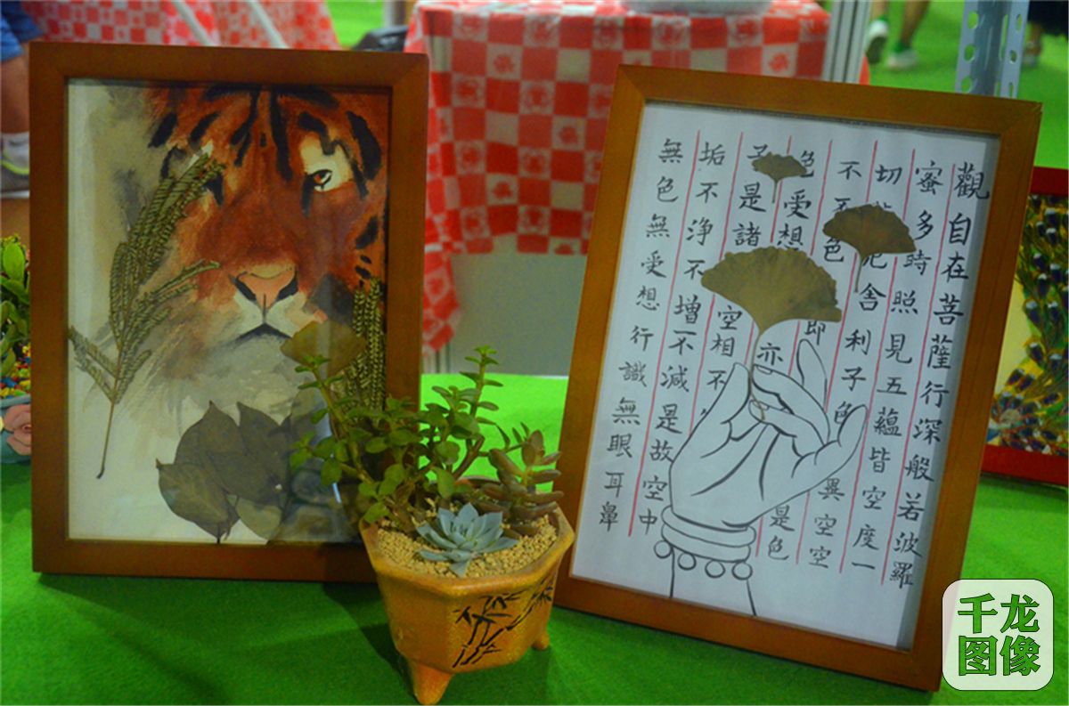 4秋天，北京很多市民喜欢到香山收集红叶来制作标本，如何将一本“生物教科书”变成一件挂在墙上的艺术品？只需要一副油彩，几行墨迹即可。(摄影 李继业）