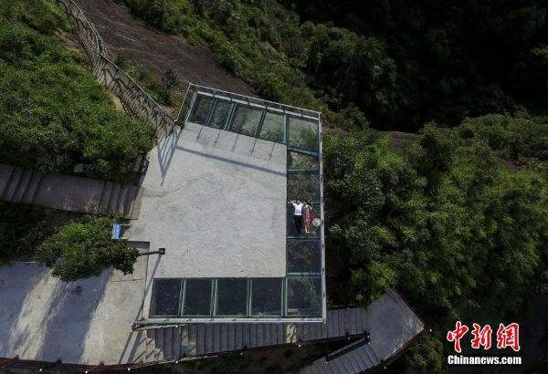湖南通道万佛山玻璃栈道开通 游人悬崖“试胆”