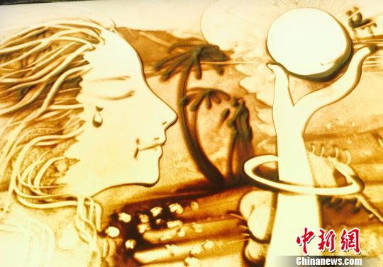 图为沙画作品演绎&ldquo;珠还合浦&rdquo;北海经典故事。　陈燕 摄