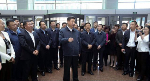 2016年5月25日上午，习近平在哈尔滨科技创新创业大厦勉励科技人员多出成果。新华社记者 兰红光 摄