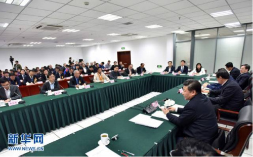 2016年4月26日，中共中央总书记、国家主席、中央军委主席习近平在安徽合肥主持召开知识分子、劳动模范、青年代表座谈会并发表重要讲话。新华社记者 李涛 摄