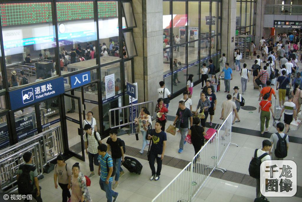 受河南新乡暴雨影响 北京西站停运6趟列车(3)-