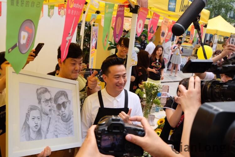 7月9日，黄小厨noob市集三里屯SOHO首次开集，黄磊
