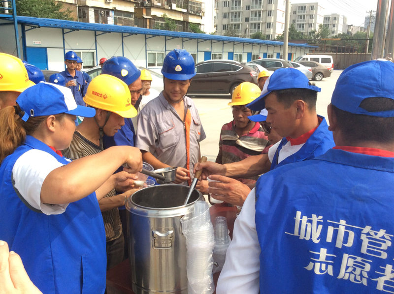 工人送解暑绿豆汤-千龙网·中国首都网