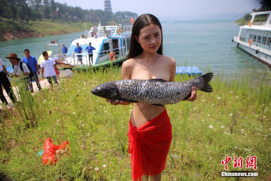 河南美女拍另类写真 水生物遮胸引围观