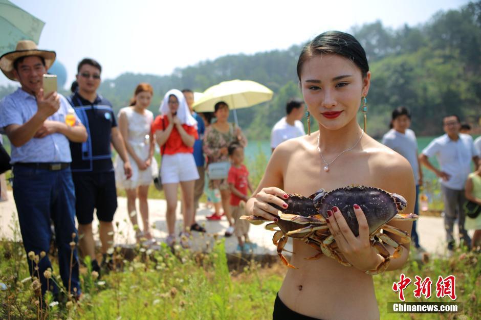 河南美女拍另类写真 水生物遮胸引围观