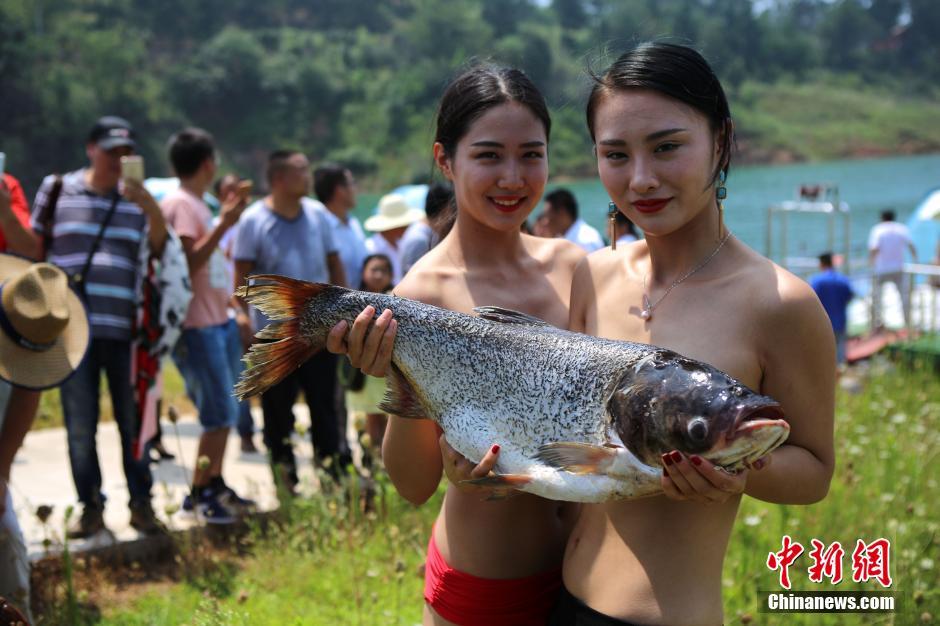 河南美女拍另类写真 水生物遮胸引围观