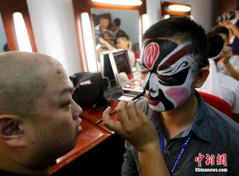 香港青少年在北京梅兰芳大剧院体验画脸谱