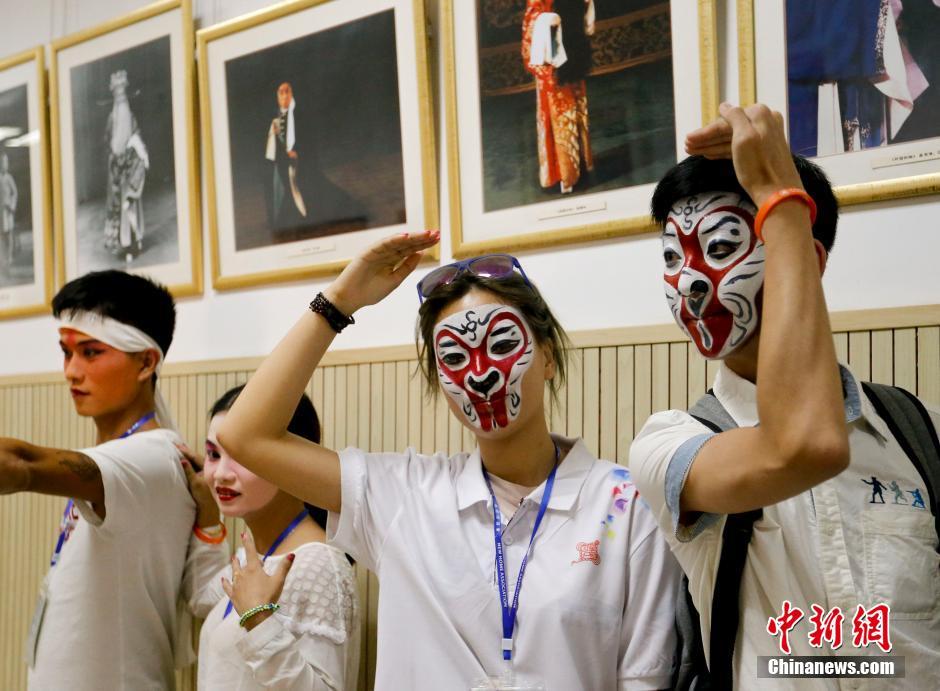 香港青少年在北京梅兰芳大剧院体验画脸谱