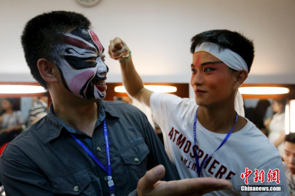香港青少年在北京梅兰芳大剧院体验画脸谱