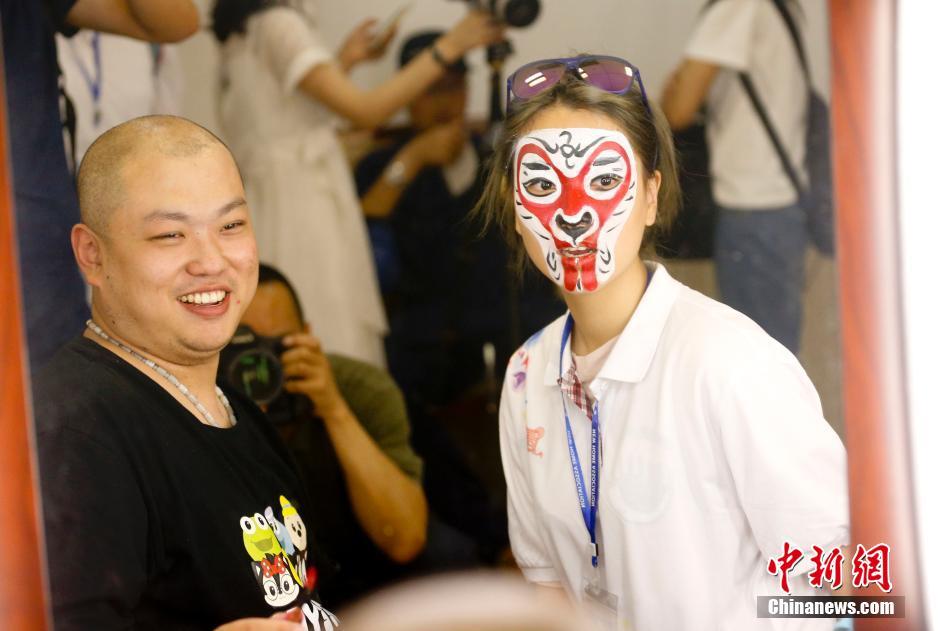 香港青少年在北京梅兰芳大剧院体验画脸谱