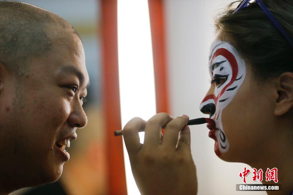香港青少年在北京梅兰芳大剧院体验画脸谱