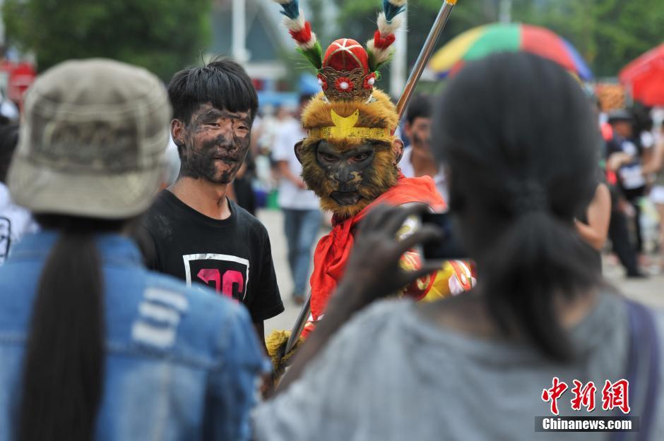 云南丘北万人狂欢“抹花脸”