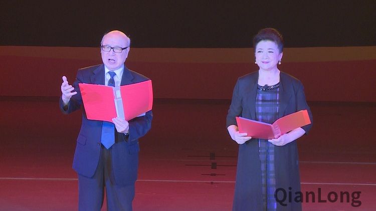 著名朗诵艺术家殷之光、杜宁林为现场观众朗诵诗歌《以共产党员的名义》