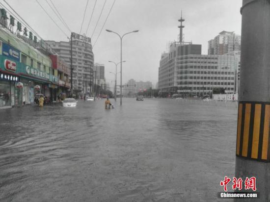 7月20日8时40分，北京市气象台发布“暴雨黄色预警”，预计当日北京市大部分地区仍有暴雨、局地大暴雨。图为北京角门地区积水严重。<a target='_blank' href='http://www.chinanews.com/' >中新网</a>记者 王祎 摄