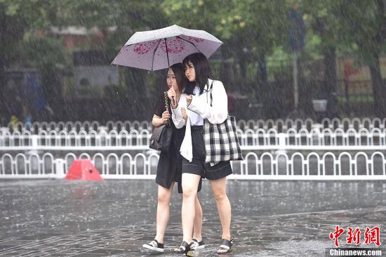 北京市气象台7月20日8时40分升级发布暴雨黄色预警信号。图为北京市民冒雨出行。<a target='_blank' href='http://www.chinanews.com/' >中新网</a>记者 金硕 摄