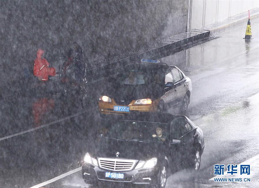 （社会）（5）暴雨中的辛勤工作者