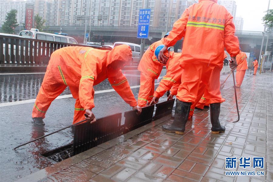 （社会）（4）暴雨中的辛勤工作者