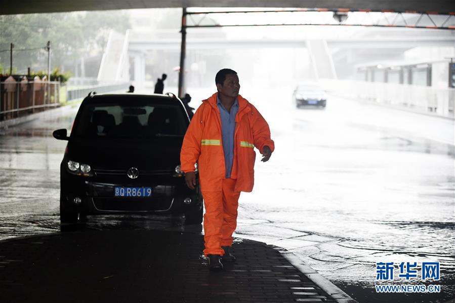 （社会）（8）暴雨中的辛勤工作者