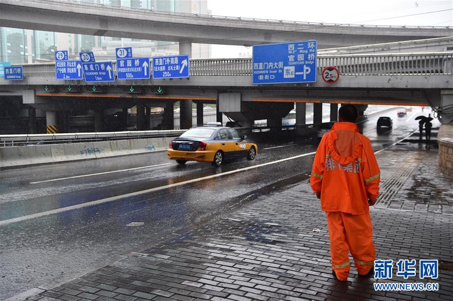（社会）（1）暴雨中的辛勤工作者