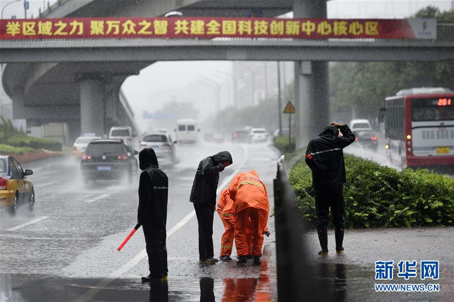 （社会）（6）暴雨中的辛勤工作者