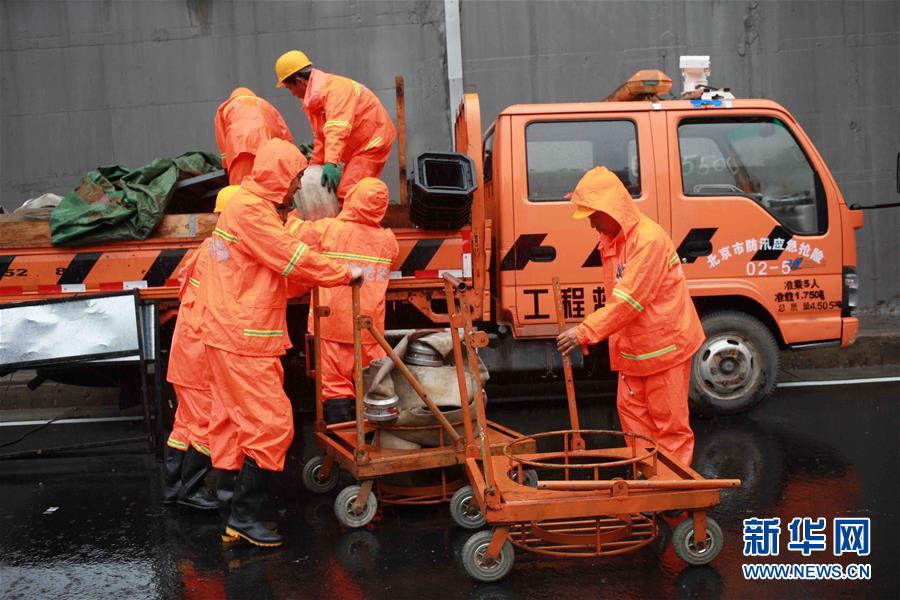 （社会）（9）暴雨中的辛勤工作者