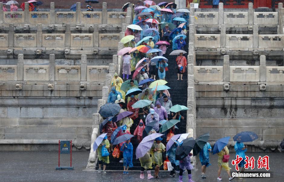 北京遭遇强降雨  游客冒雨游览故宫