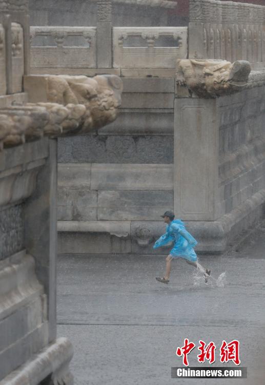 北京遭遇强降雨  游客冒雨游览故宫