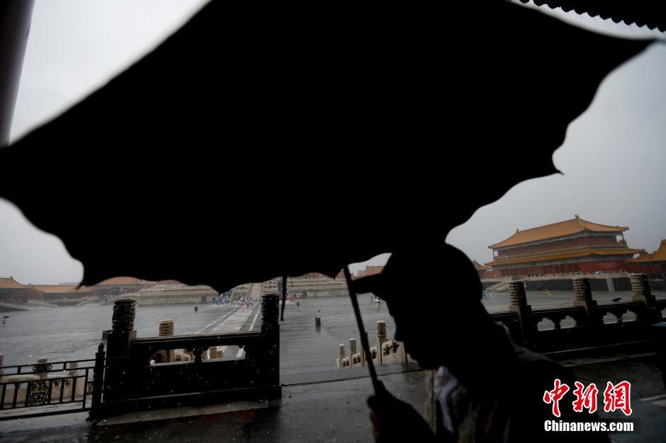 北京遭遇强降雨  游客冒雨游览故宫