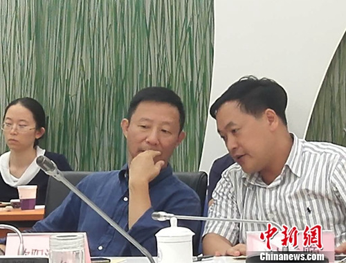 论坛现场，嘉宾们就相关问题进行讨论。上官云 摄