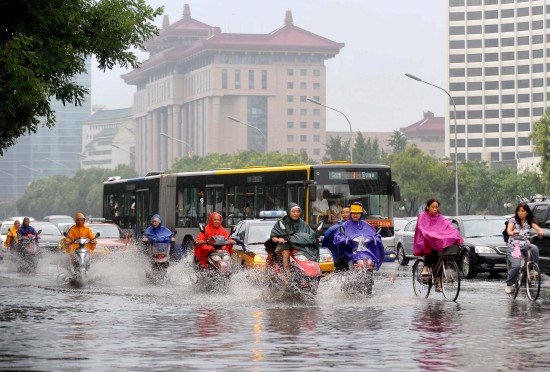 组图：北京遭遇暴雨袭击