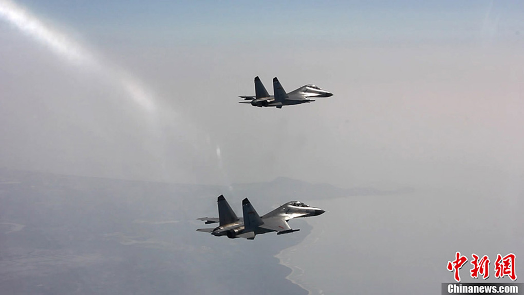 海军南海舰队航空兵在南海某海域举行对海实弹