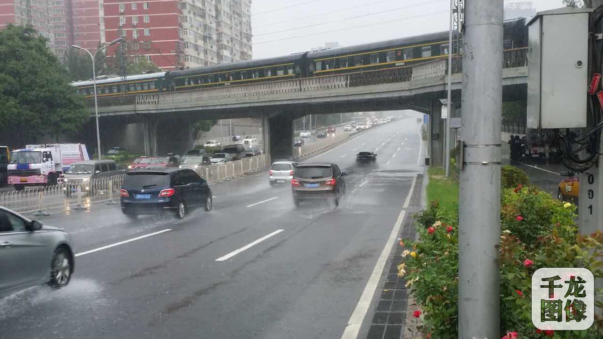 7月20日上午11时许，北京东城区广渠门桥西向东方向行驶畅通。北京市排水集团供图 千龙网发
